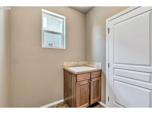 1051 35TH Ave, Forest Grove, OR 97116
