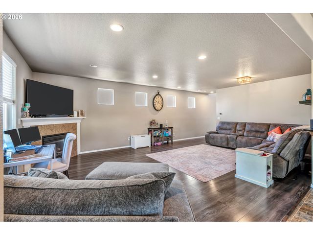 1051 35TH Ave, Forest Grove, OR 97116