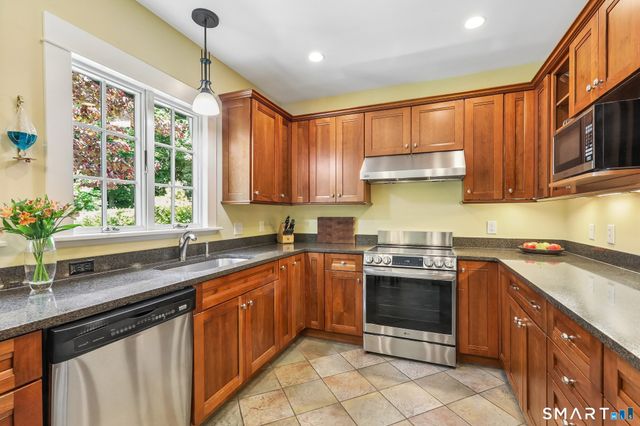 17 Ridge Road, Danbury, CT 06810