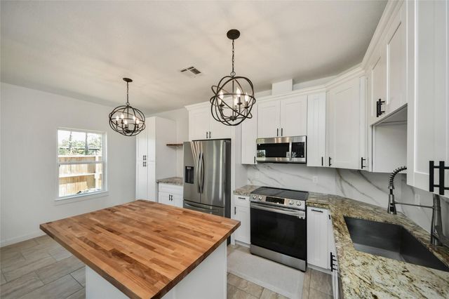 450 Road 5512, Cleveland, TX 77327