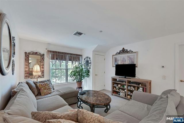 189 Forest Avenue 411, Paramus, NJ 07652