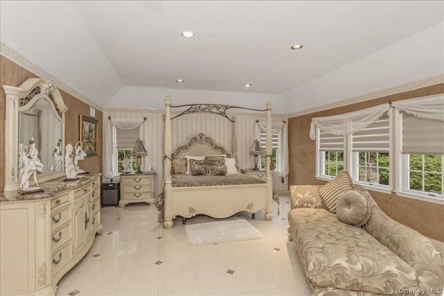 21 Chauncey Place, Woodbury, NY 11797