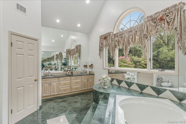 21 Chauncey Place, Woodbury, NY 11797