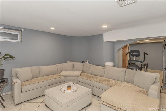 21 Chauncey Place, Woodbury, NY 11797