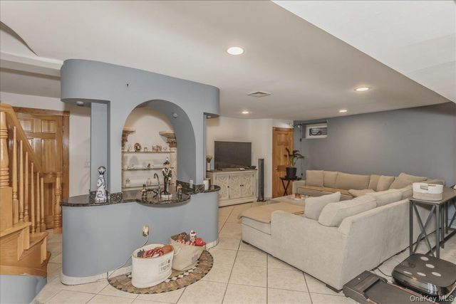 21 Chauncey Place, Woodbury, NY 11797