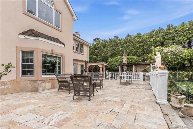 21 Chauncey Place, Woodbury, NY 11797