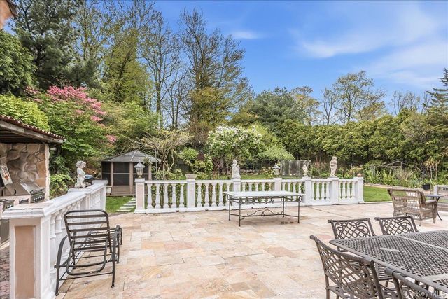 21 Chauncey Place, Woodbury, NY 11797