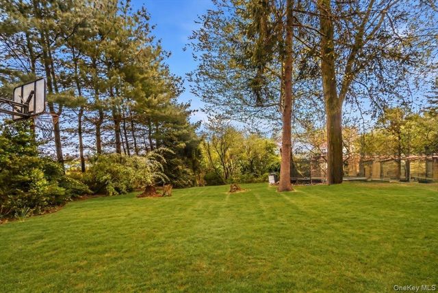 21 Chauncey Place, Woodbury, NY 11797