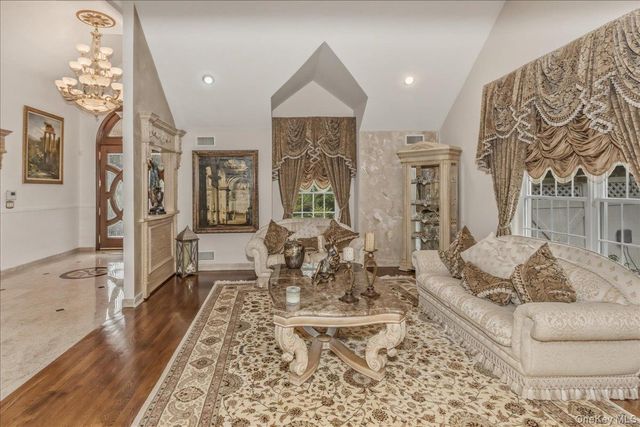 21 Chauncey Place, Woodbury, NY 11797