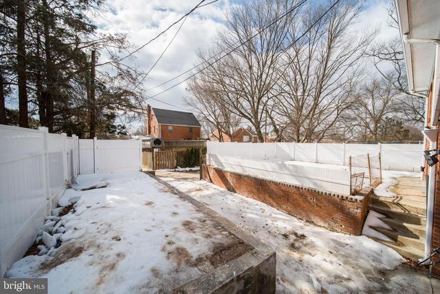 8020 EASTERN AVE NW, Washington, DC 20012