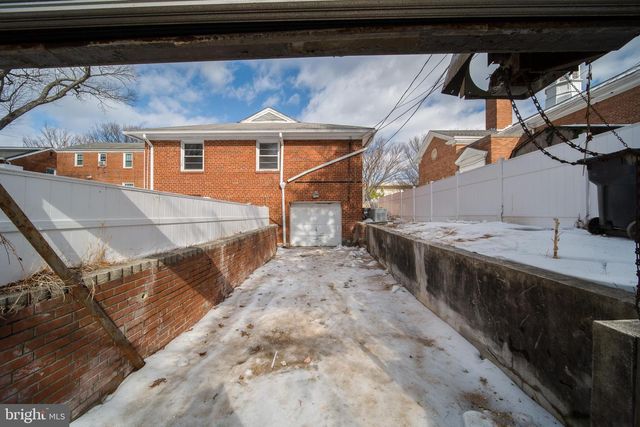 8020 EASTERN AVE NW, Washington, DC 20012