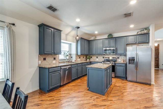 1109 Crest Meadow Drive, Fort Worth, TX 76052