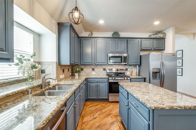1109 Crest Meadow Drive, Fort Worth, TX 76052