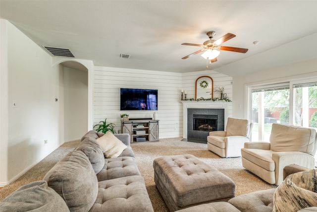 1109 Crest Meadow Drive, Fort Worth, TX 76052
