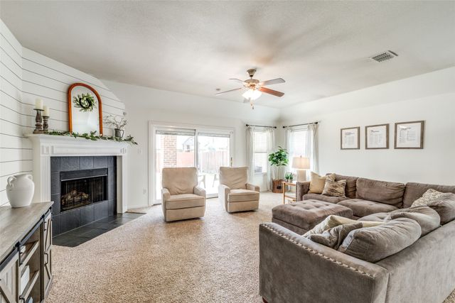 1109 Crest Meadow Drive, Fort Worth, TX 76052