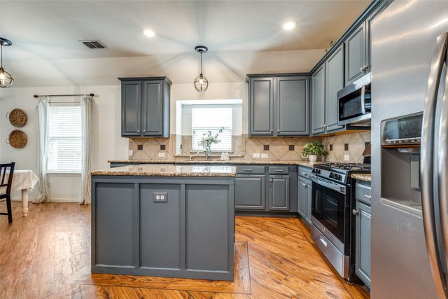 1109 Crest Meadow Drive, Fort Worth, TX 76052