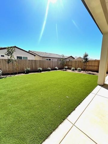 1684 Heirloom Avenue, Clovis, CA 93619