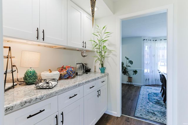 52854 Farmingdale Drive, Granger, IN 46530