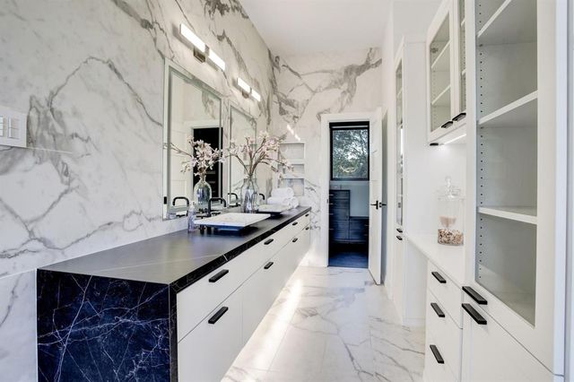 5158 Huckleberry Circle, Houston, TX 77056