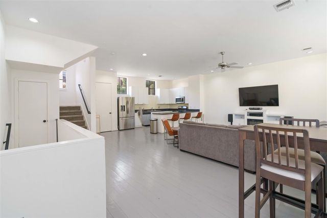 939 Colorado 20, Houston, TX 77007