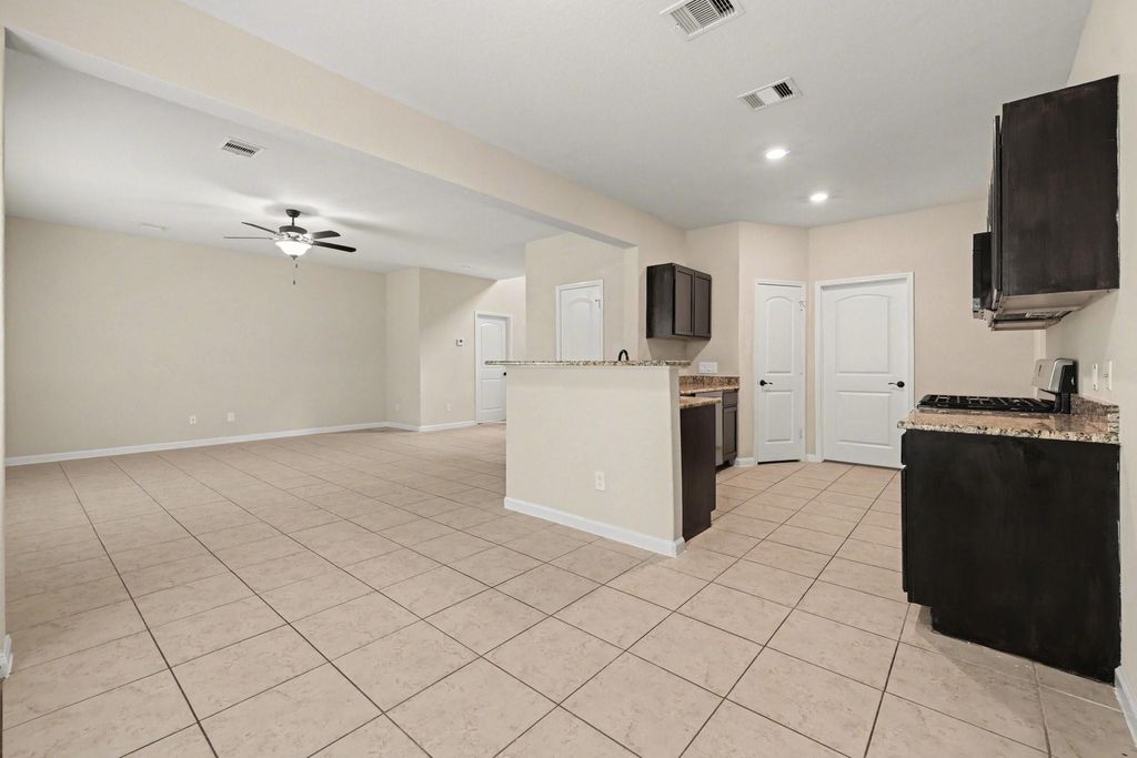 Image 10 of property listing at 7711 Boulder Sunstone Lane, Conroe, TX 77304