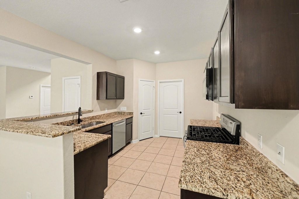Image 11 of property listing at 7711 Boulder Sunstone Lane, Conroe, TX 77304