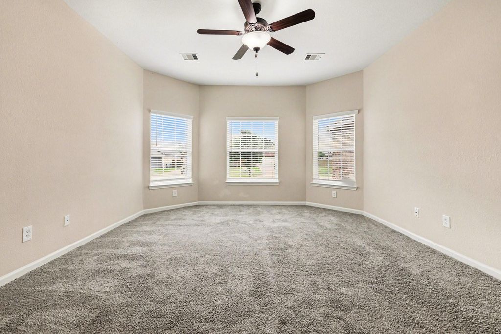 Image 15 of property listing at 7711 Boulder Sunstone Lane, Conroe, TX 77304