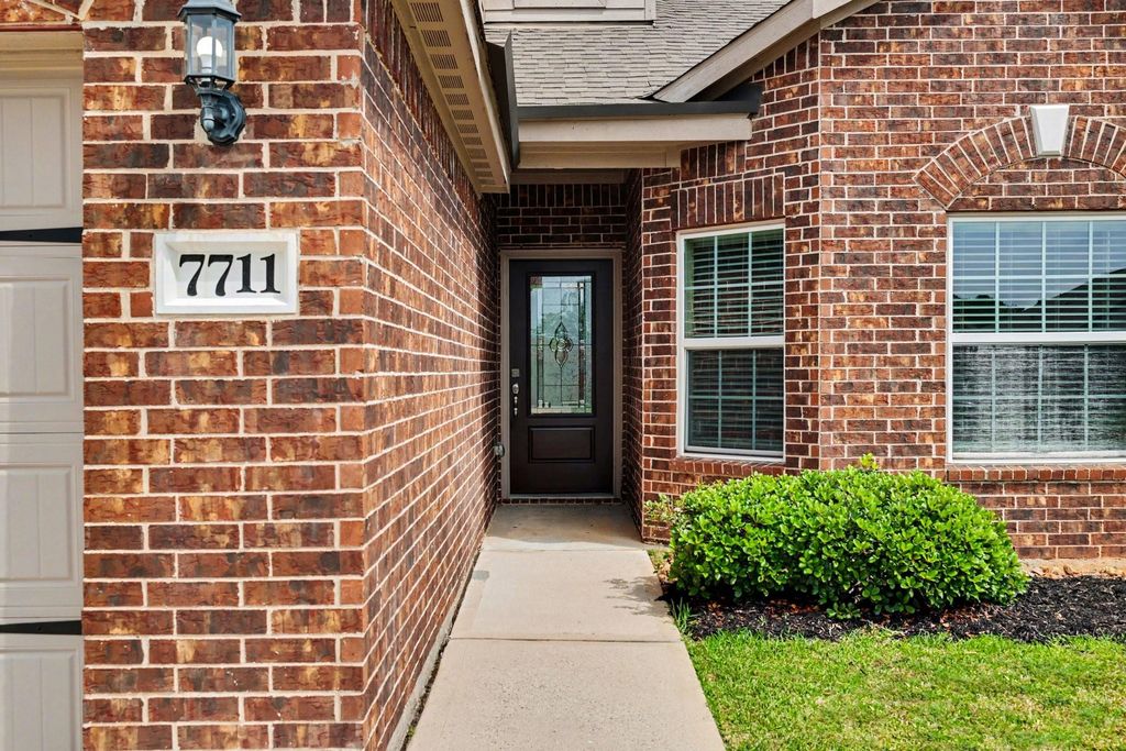 Image 4 of property listing at 7711 Boulder Sunstone Lane, Conroe, TX 77304
