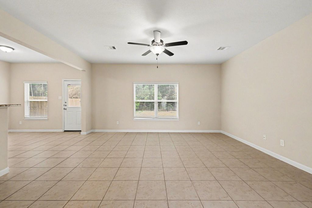 Image 6 of property listing at 7711 Boulder Sunstone Lane, Conroe, TX 77304
