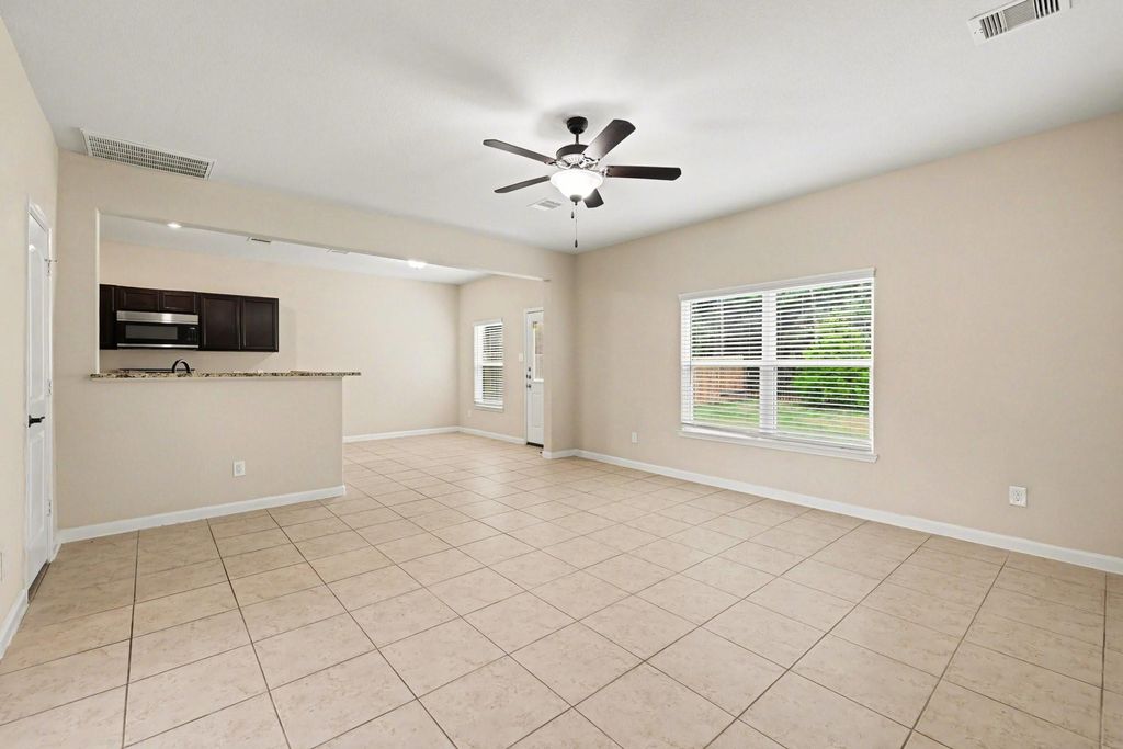 Image 7 of property listing at 7711 Boulder Sunstone Lane, Conroe, TX 77304