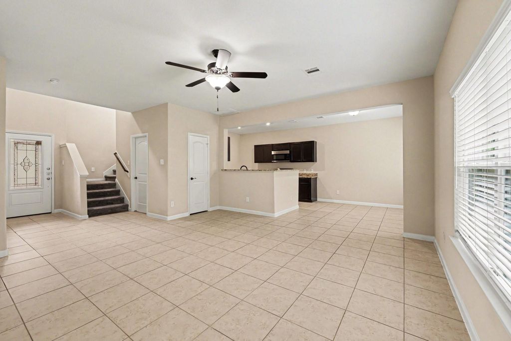 Image 8 of property listing at 7711 Boulder Sunstone Lane, Conroe, TX 77304