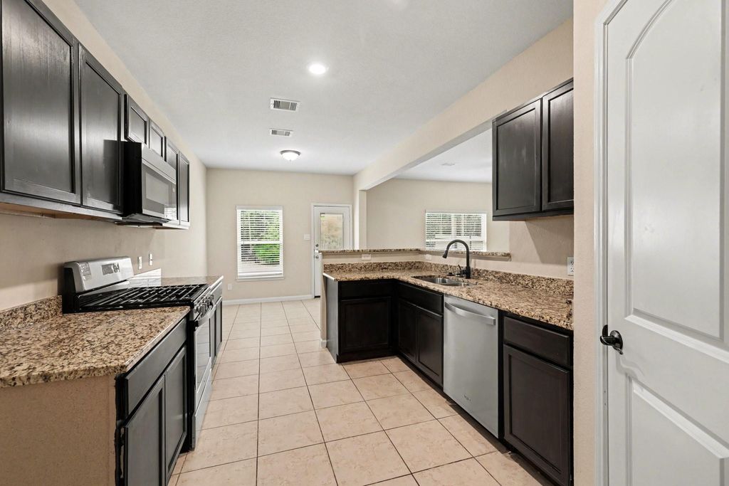 Image 9 of property listing at 7711 Boulder Sunstone Lane, Conroe, TX 77304