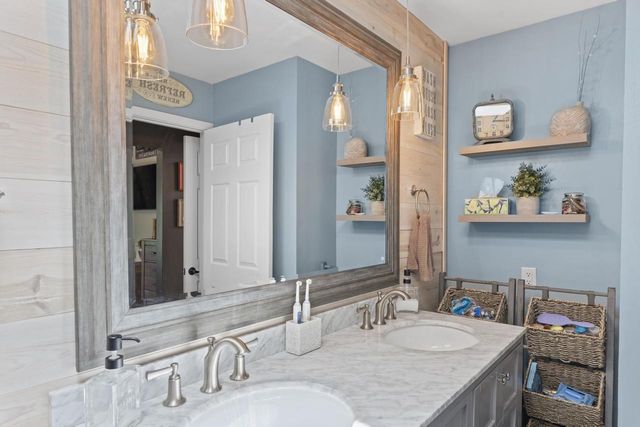 8140 S Waring DRIVE, Oak Creek, WI 53154