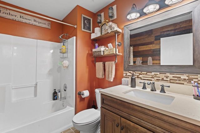 8140 S Waring DRIVE, Oak Creek, WI 53154