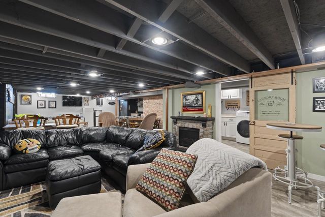 8140 S Waring DRIVE, Oak Creek, WI 53154