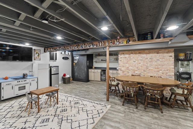 8140 S Waring DRIVE, Oak Creek, WI 53154