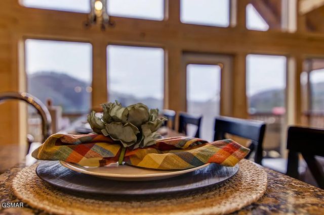 1205 Parkview Vista Way, Pigeon Forge, TN 37862