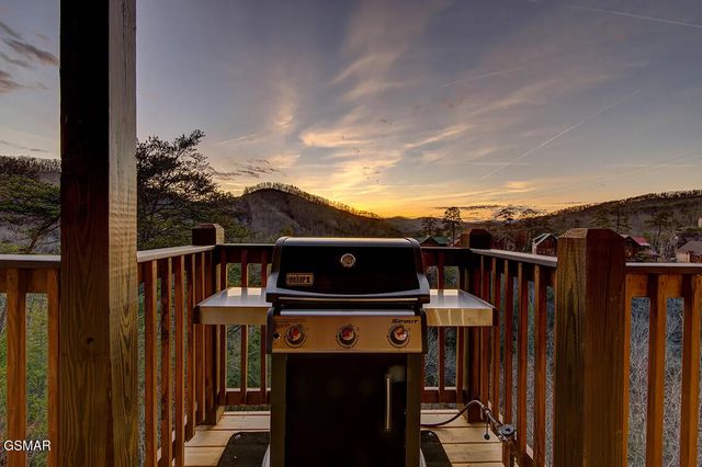 1205 Parkview Vista Way, Pigeon Forge, TN 37862