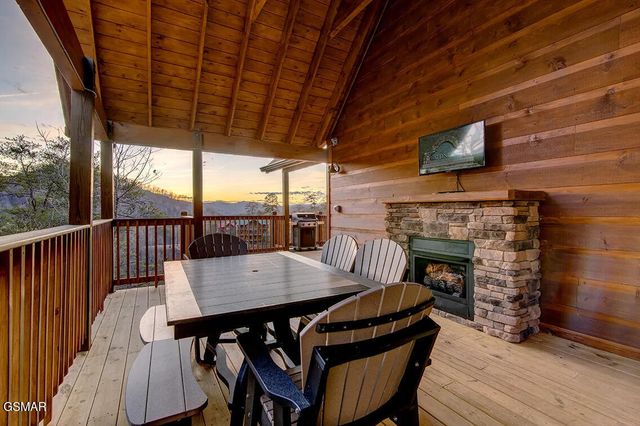 1205 Parkview Vista Way, Pigeon Forge, TN 37862