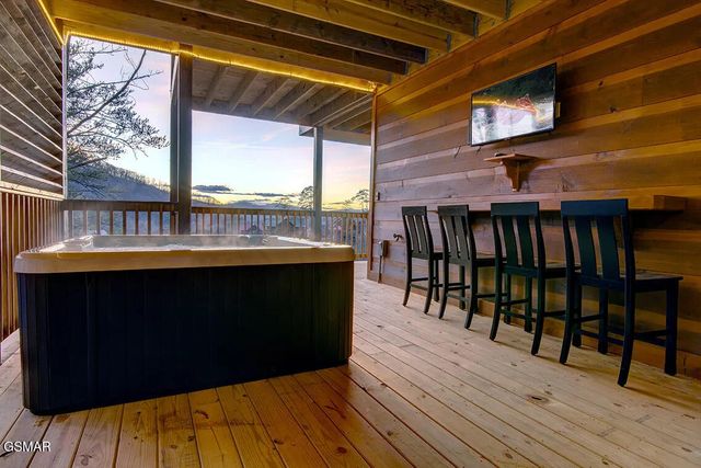 1205 Parkview Vista Way, Pigeon Forge, TN 37862