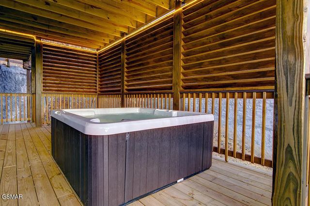 1205 Parkview Vista Way, Pigeon Forge, TN 37862