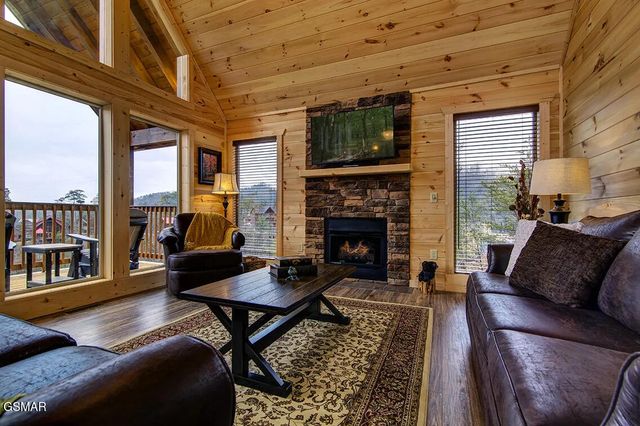 1205 Parkview Vista Way, Pigeon Forge, TN 37862