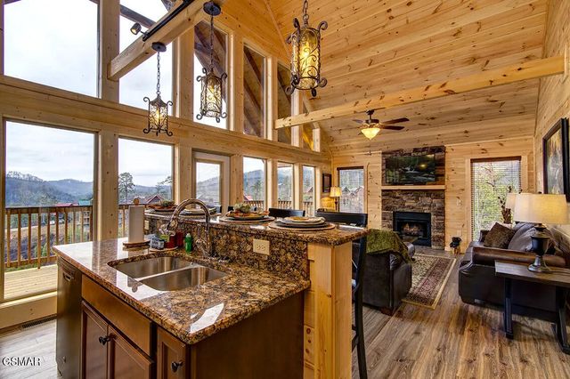 1205 Parkview Vista Way, Pigeon Forge, TN 37862