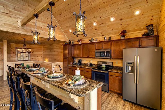 1205 Parkview Vista Way, Pigeon Forge, TN 37862