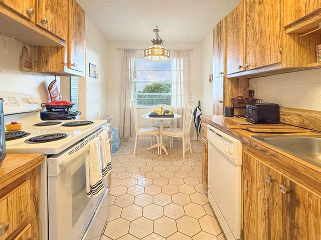 3070 NW 48th Terrace 414, Lauderdale Lakes, FL 33313
