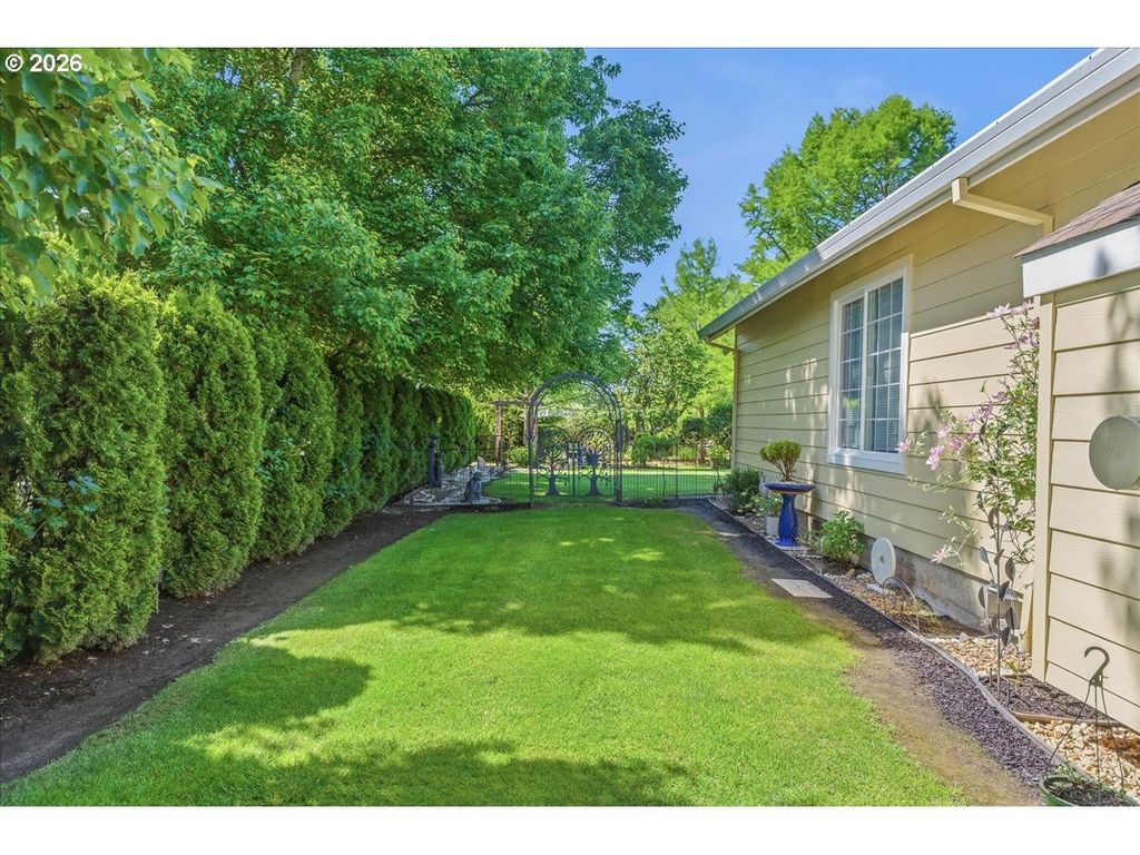 Image 4 of property listing at 2166 Sw ALEXANDRIA St, Mc Minnville, OR 97128