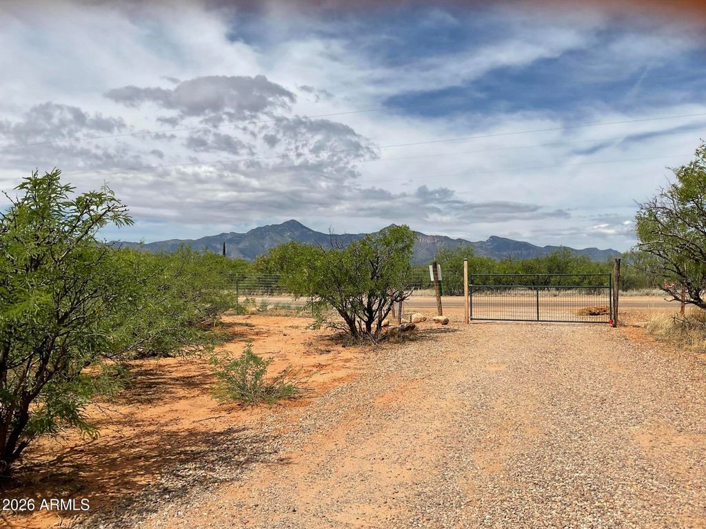 Image 11 of property listing at 7011 S PINTEK Lane, Hereford, AZ 85615
