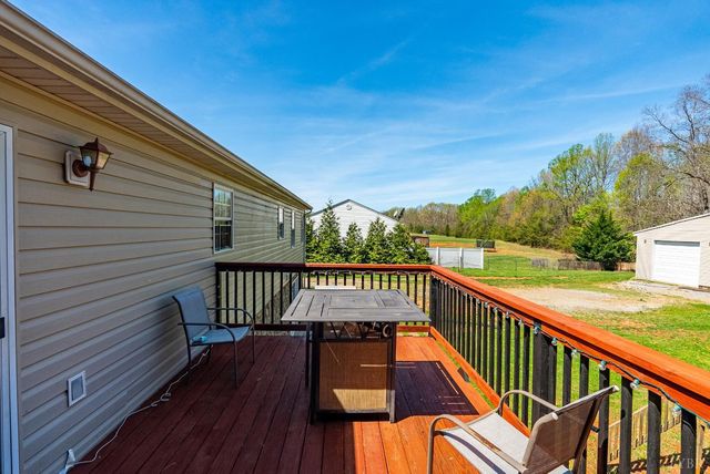 2305 Smith Mountain Lake Parkway, Huddleston, VA 24104