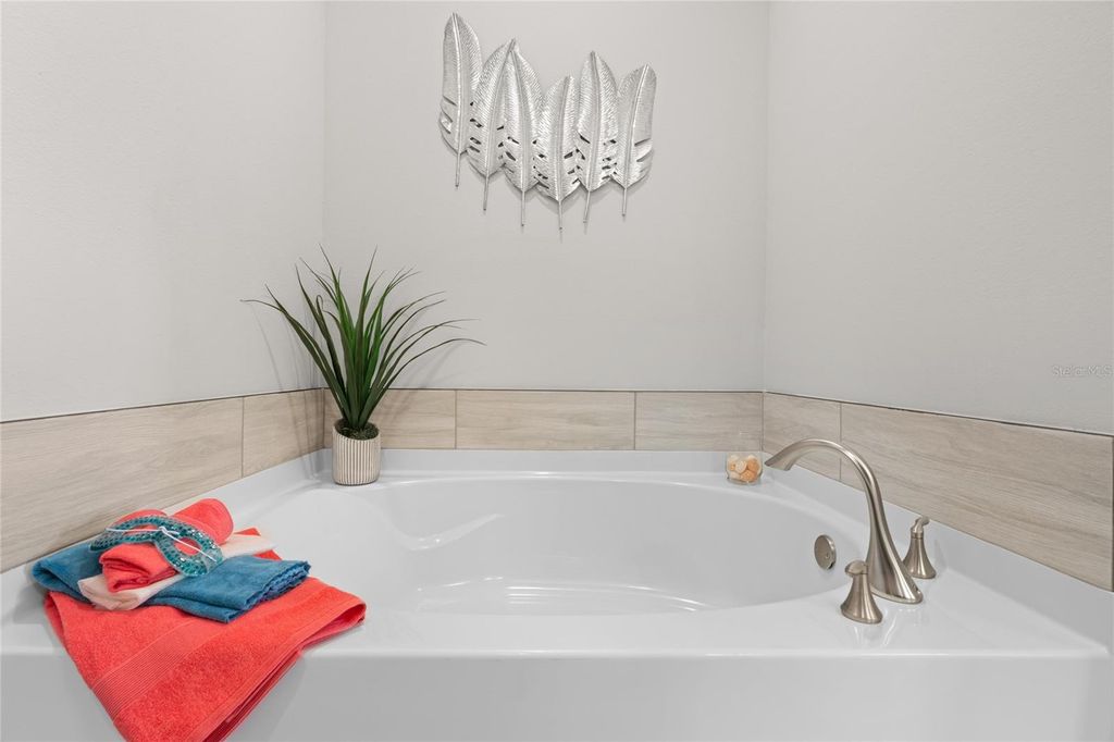 Image 21 of property listing at 2585 SW 250TH DRIVE, Newberry, FL 32669