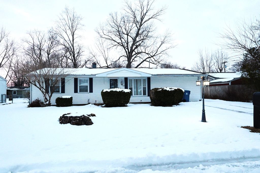 Image 1 of property listing at 220 Bruce Court, Centralia, IL 62801